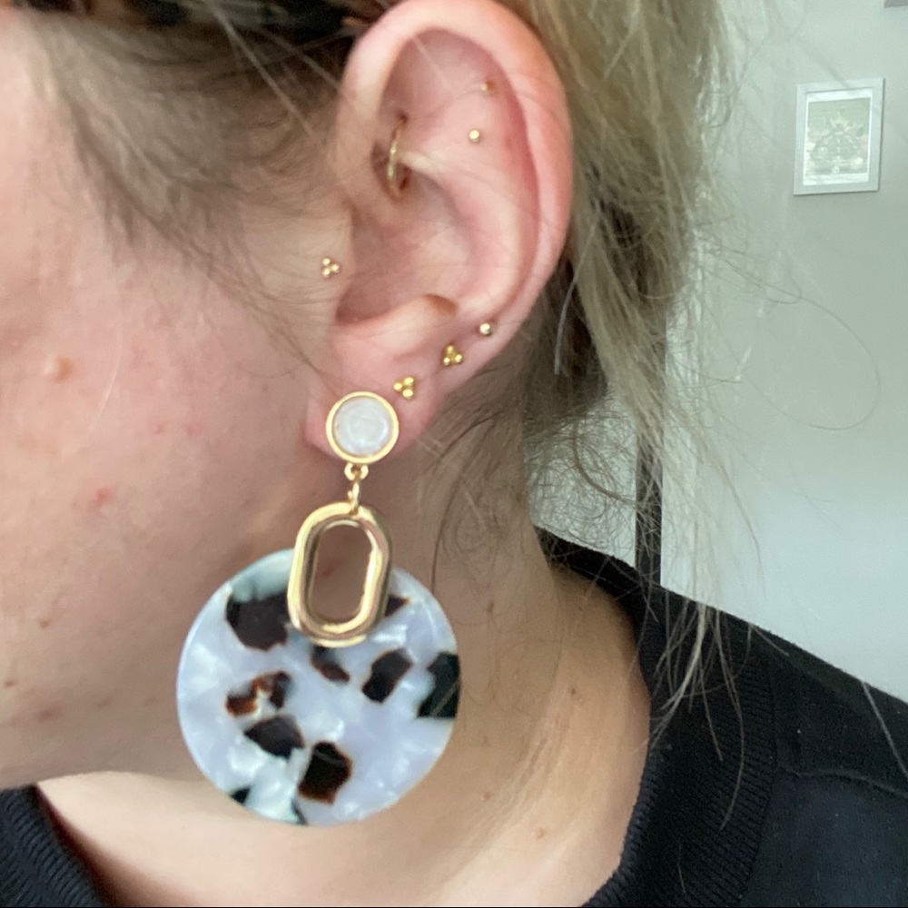 Marble resin statement earring - Picture 4 of 4